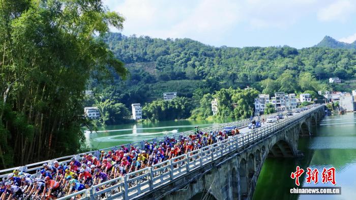 2025环广西公路自行车世界巡回赛在南宁收官，保