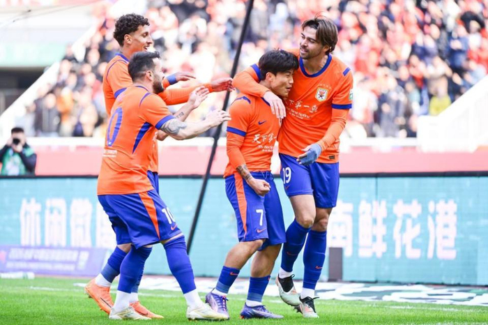 谢文能小角度世界波破门 连续两场为山东泰山首