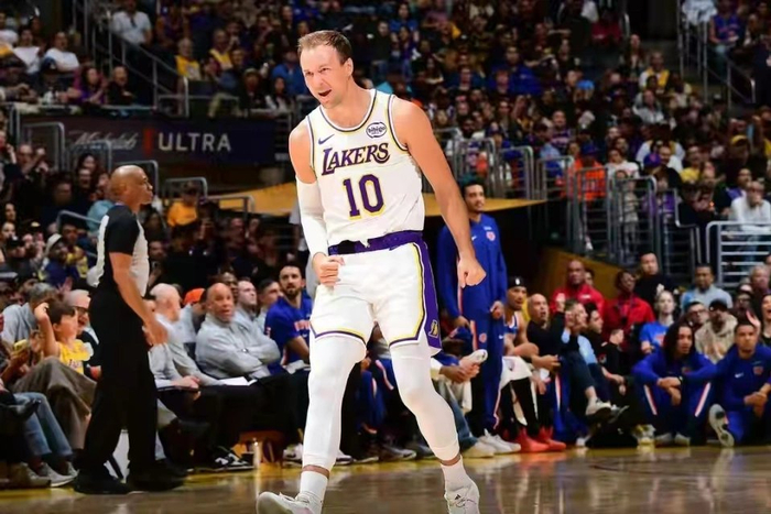 老詹26+11+8率湖人掀翻勇士 肯纳德神级表现助球队