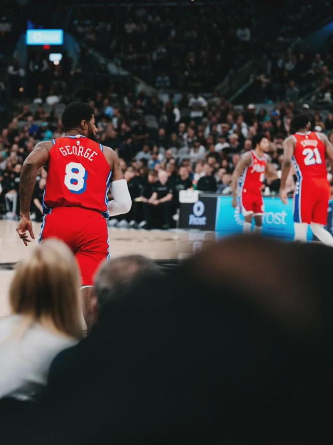 文班亚马伤退马刺大胜 76人难阻西部劲旅登顶