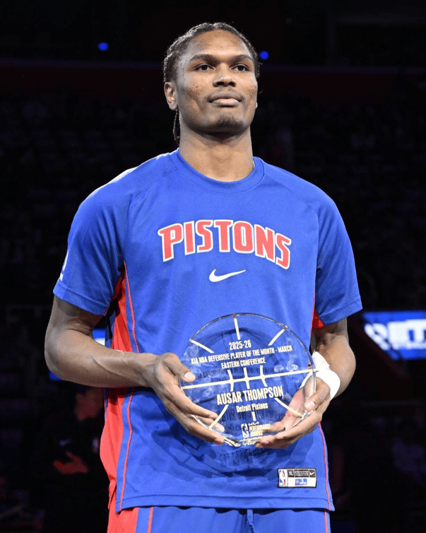 活塞官方晒奥萨尔领奖照 确认其荣膺东部月度最