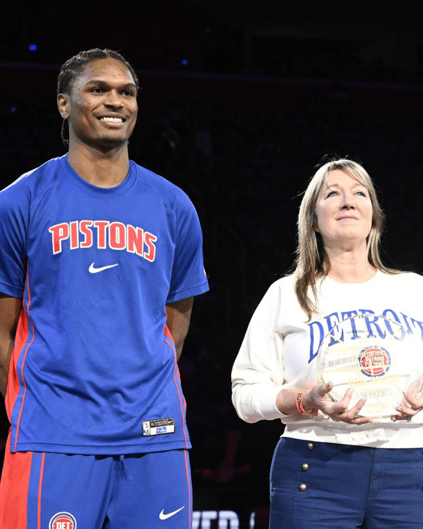 活塞官方晒奥萨尔领奖照 确认其荣膺东部月度最