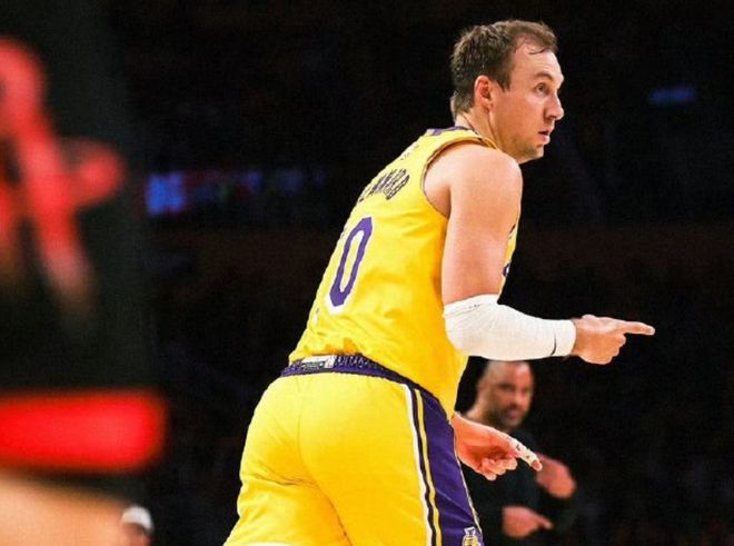 湖人首战告捷，詹姆斯率队力克火箭