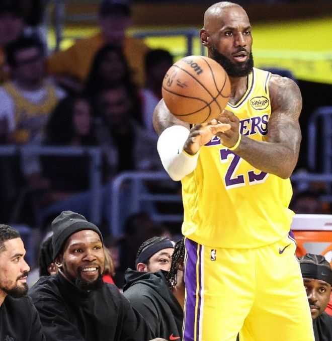 湖人首战告捷，詹姆斯率队力克火箭