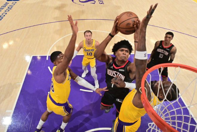 湖人首战告捷，詹姆斯率队力克火箭