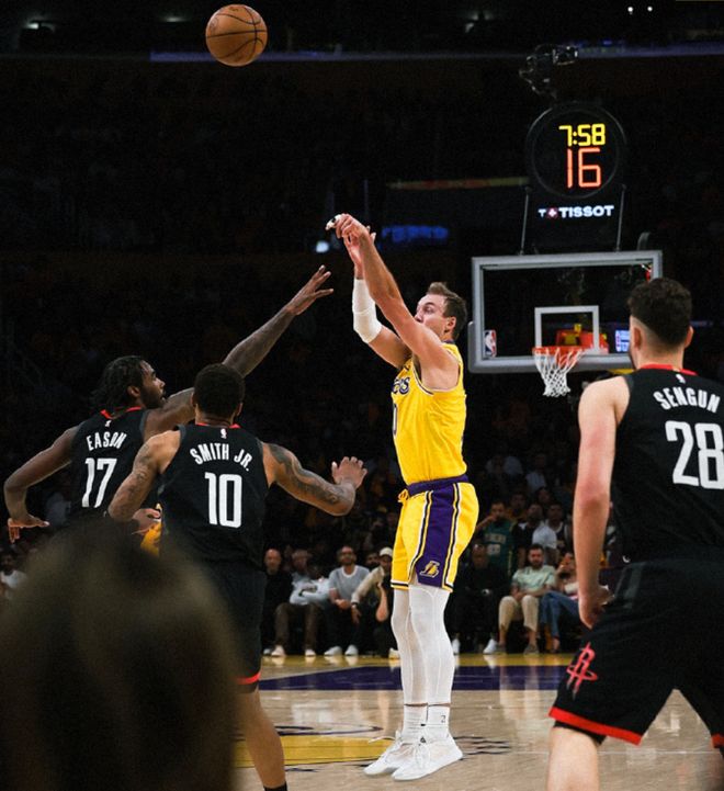 湖人首战告捷，詹姆斯率队力克火箭